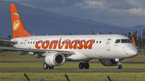 Pasajeros de Conviasa en Santa Cruz esperando continuar su viaje a Venezuela