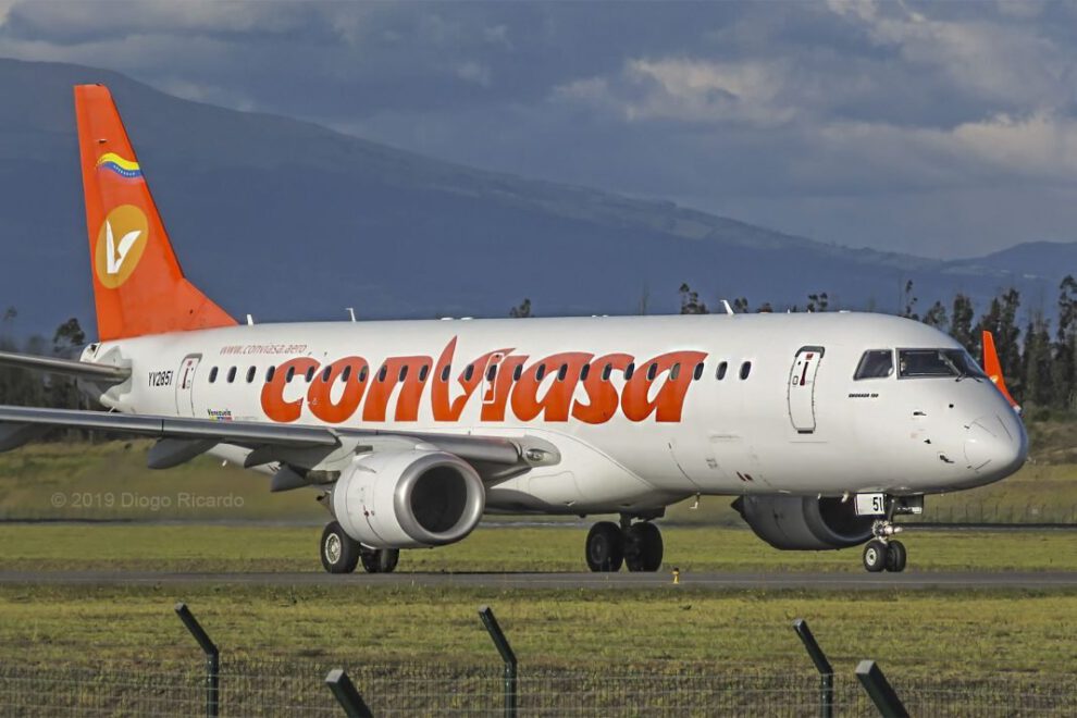 Pasajeros de Conviasa en Santa Cruz esperando continuar su viaje a Venezuela