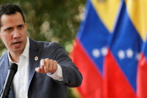 Juan Guaidó pide a Petro que Colombia siga protegiendo a los venezolanos