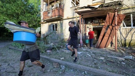 Civiles huyendo de uno de los edificios afectados en el ataque en Donetsk