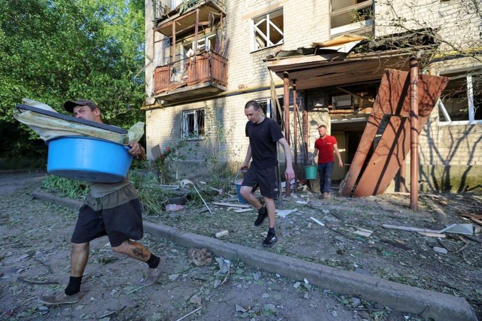 Civiles huyendo de uno de los edificios afectados en el ataque en Donetsk