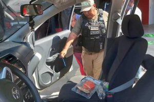 Misael Nallar y el vehículo donde se encontraron proyectiles