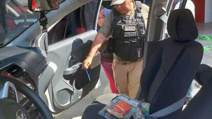 Misael Nallar y el vehículo donde se encontraron proyectiles
