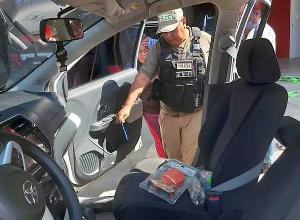 Misael Nallar y el vehículo donde se encontraron proyectiles