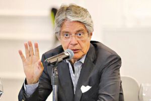reducción de precios de combustibles en Ecuador