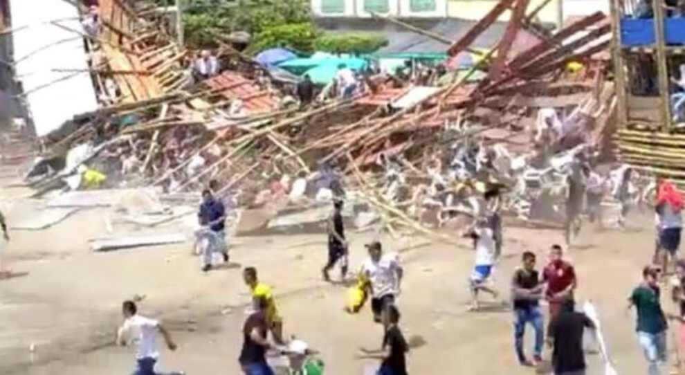 Desplome de una gradería en Colombia durante una corrida de toros