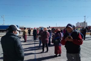 Bloqueo Nueva Terminal Oruro por vecinos exigiendo cumplimiento de proyectos