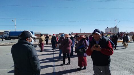 Bloqueo Nueva Terminal Oruro por vecinos exigiendo cumplimiento de proyectos