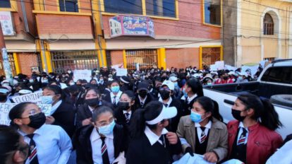 Estudiantes del Liceo Pantaleón Dalence cercan Brigada Parlamentaria