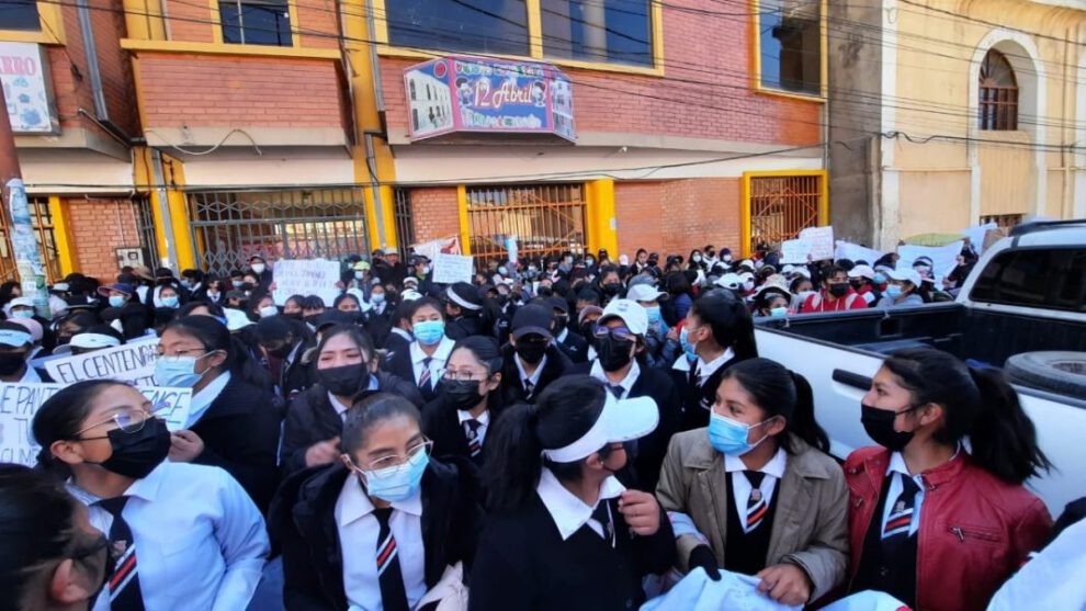 Estudiantes del Liceo Pantaleón Dalence cercan Brigada Parlamentaria