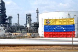 Francia compra petróleo de Irán y Venezuela