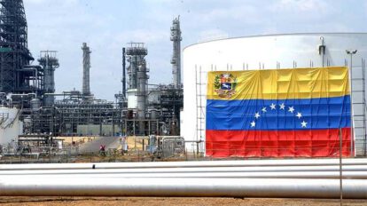 Francia compra petróleo de Irán y Venezuela