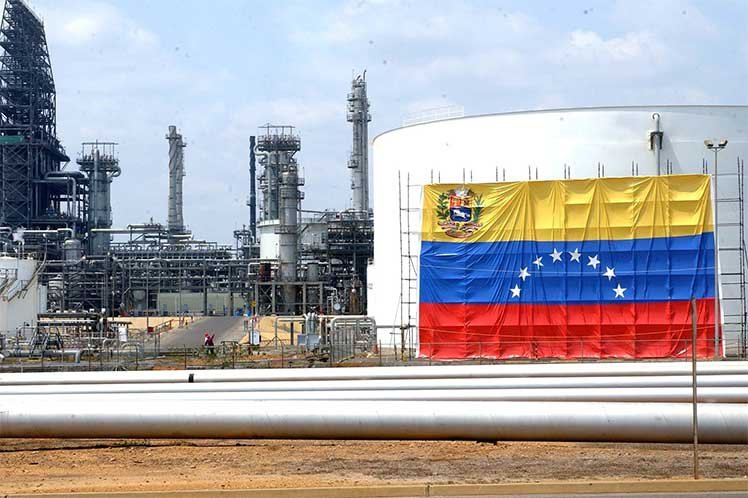 Francia compra petróleo de Irán y Venezuela