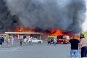 Rusia bombardea centro comercial en Ucrania con más de mil civiles en su interior