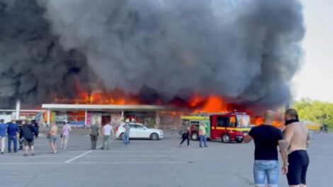 Rusia bombardea centro comercial en Ucrania con más de mil civiles en su interior