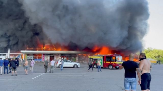Rusia bombardea centro comercial en Ucrania con más de mil civiles en su interior
