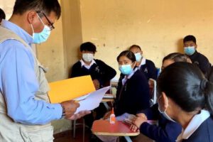 Estudiantes en clases presenciales durante las vacaciones de invierno