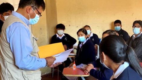 Estudiantes en clases presenciales durante las vacaciones de invierno