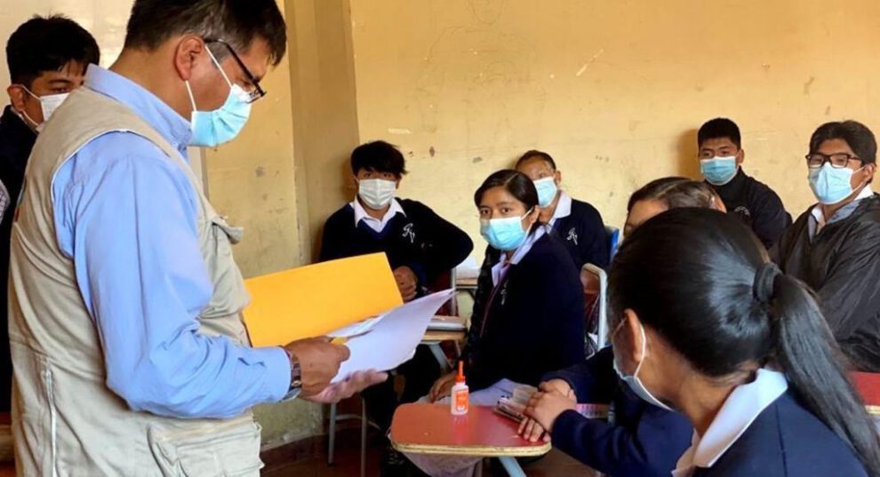 Estudiantes en clases presenciales durante las vacaciones de invierno