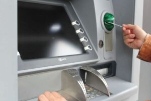 Cajeros automáticos en Bolivia facilitando transacciones