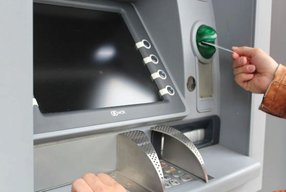Cajeros automáticos en Bolivia facilitando transacciones