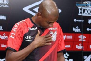 Fernandinho regresa a Athletico Paranaense después de 17 años en Europa