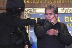 El momento en que Maximiliano Dávila era presentado tras su captura por legitimación de ganancias ilícitas