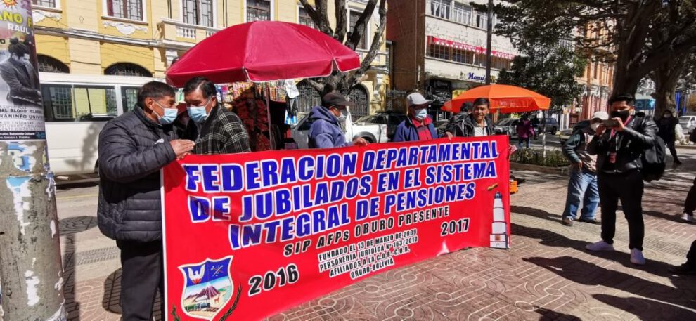 Jubilados de Oruro exigen incremento de rentas al Gobierno
