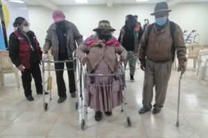 Ayuda a adultos mayores con donación de andadores y muletas