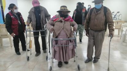Ayuda a adultos mayores con donación de andadores y muletas
