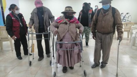Ayuda a adultos mayores con donación de andadores y muletas