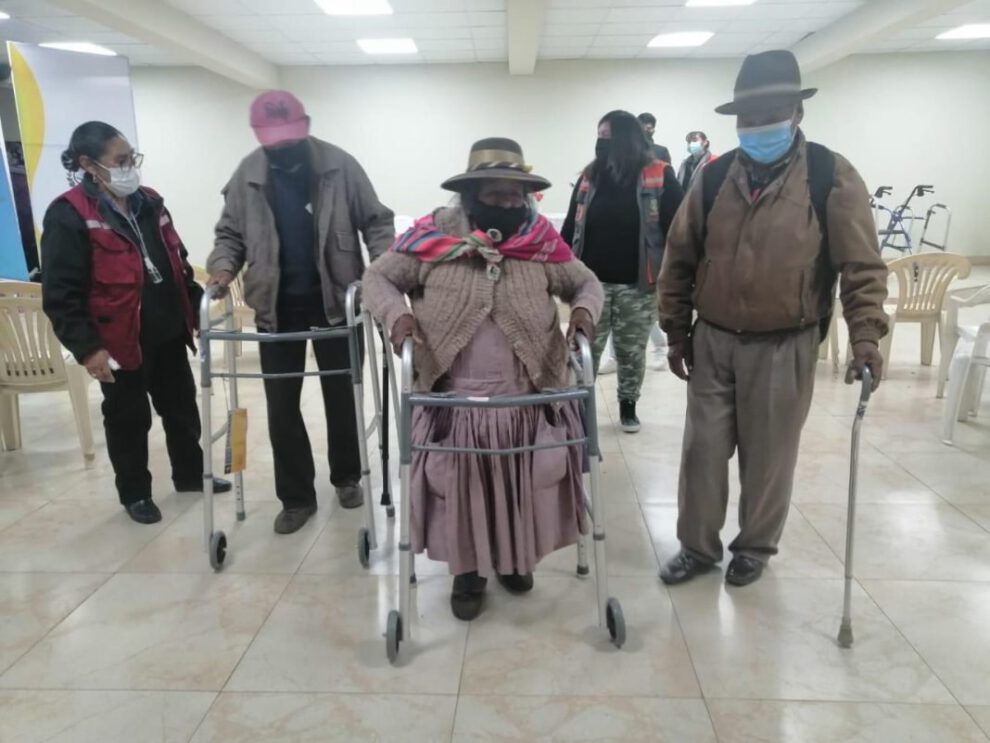 Ayuda a adultos mayores con donación de andadores y muletas