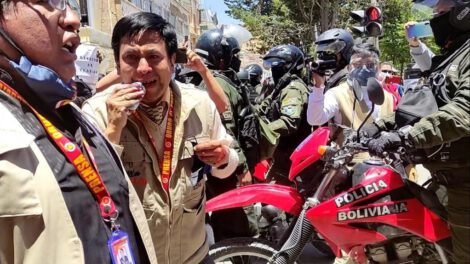 Agresión policial contra periodistas en Oruro