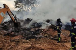 Incendio en depósito de llantas en Santa Cruz