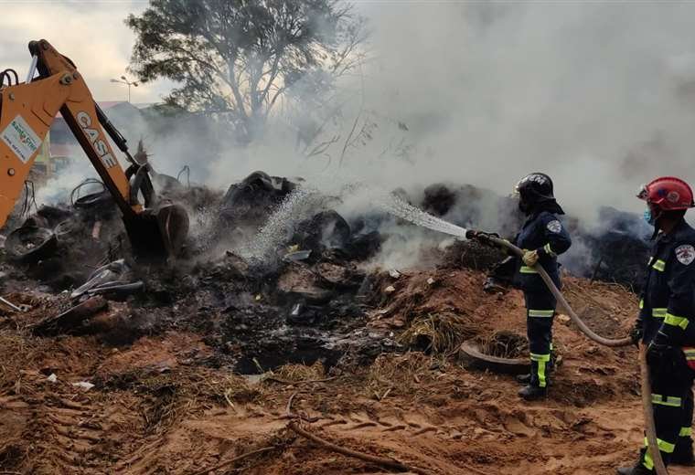 Incendio en depósito de llantas en Santa Cruz