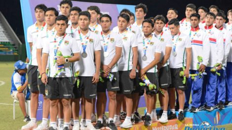 La selección boliviana Sub-17 con la medalla de plata