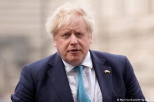 Boris Johnson enfrenta renuncias en su gabinete