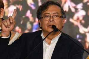 Gustavo Petro considera prudente la no asistencia de Maduro a su investidura