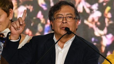 Gustavo Petro considera prudente la no asistencia de Maduro a su investidura