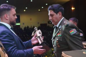 Mayor Álvaro Muñoz recibiendo su condecoración