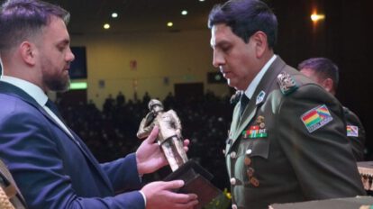 Mayor Álvaro Muñoz recibiendo su condecoración