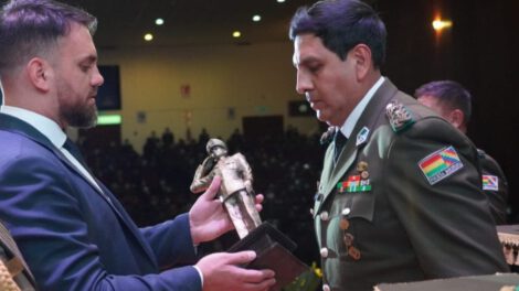 Mayor Álvaro Muñoz recibiendo su condecoración