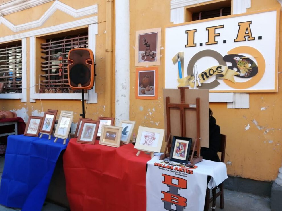 Feria de arte en Oruro en el Instituto de Formación Artística Bellas Artes