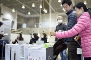 Ciudadanos votando en las elecciones en Japón