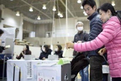 Ciudadanos votando en las elecciones en Japón