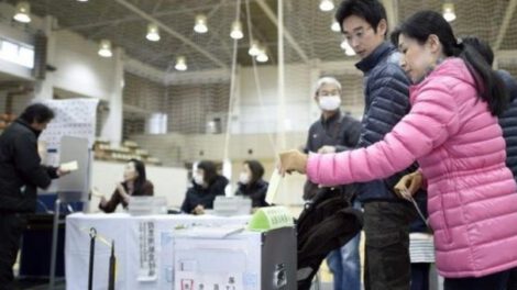 Ciudadanos votando en las elecciones en Japón