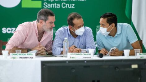 Luis Fernando Camacho durante una reunión en Santa Cruz