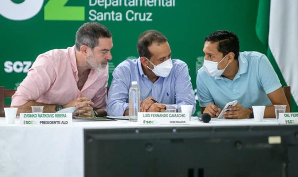 Luis Fernando Camacho durante una reunión en Santa Cruz