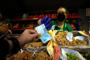 Caída del euro frente al dólar