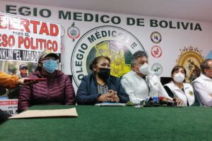 Cese de persecución política en la marcha convocada por médicos y esposas de policías